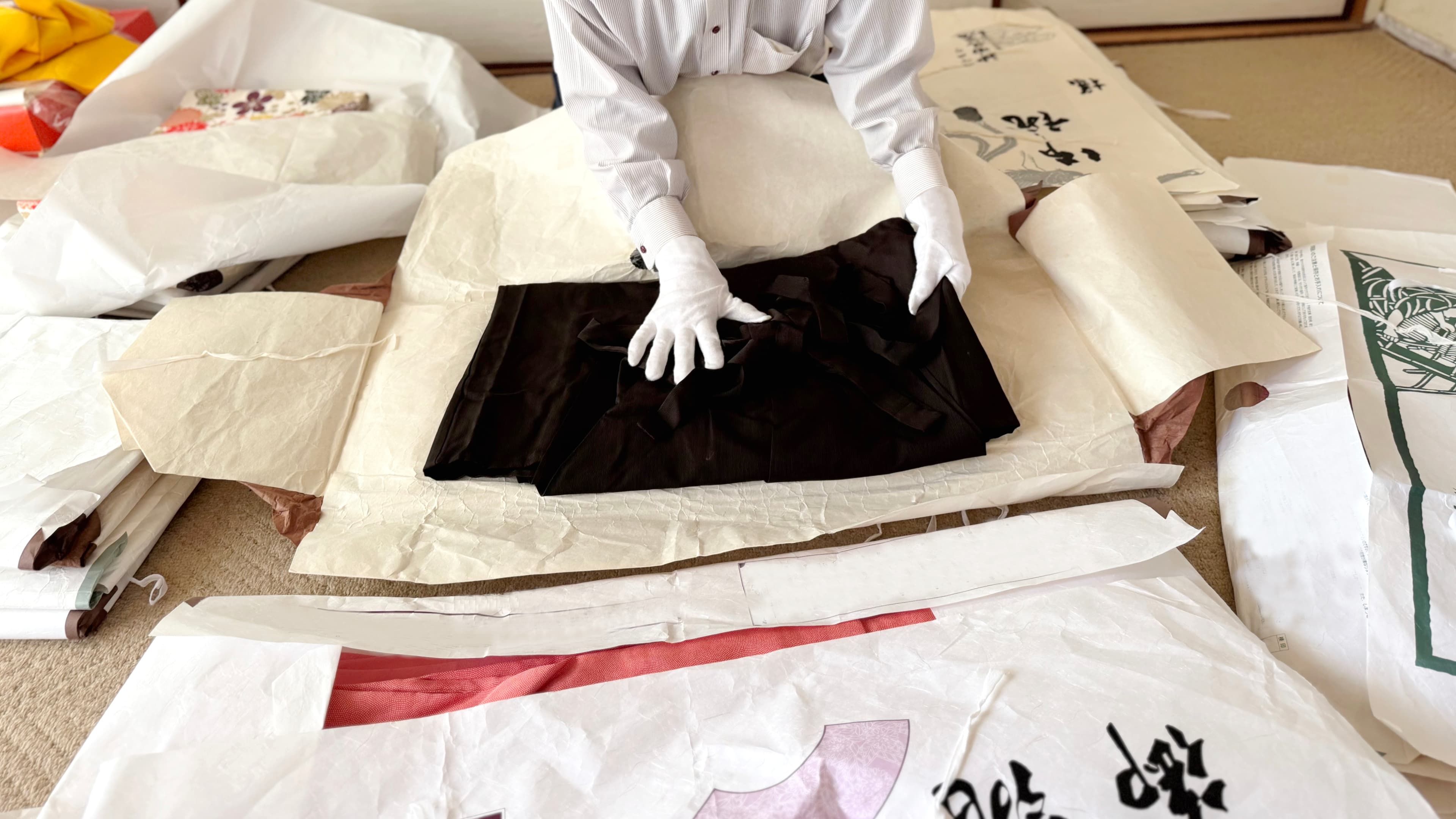 ドア越しに不安そうな女性