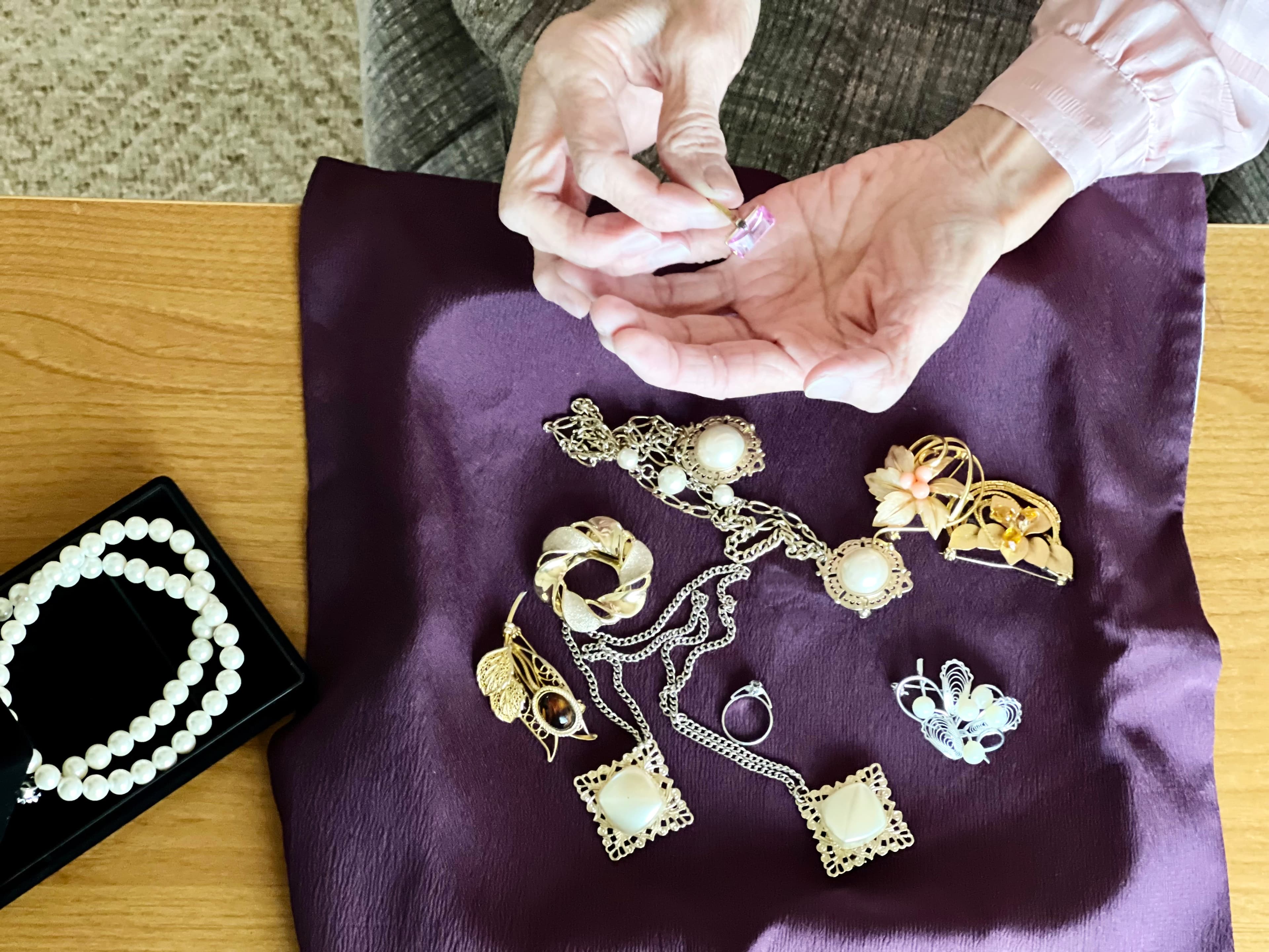 タンスの前で悩む女性